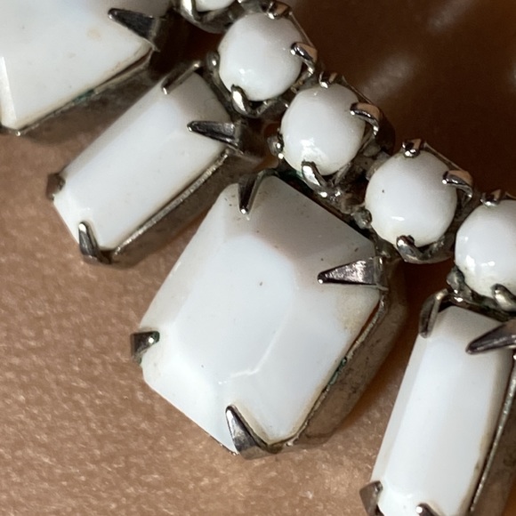 WEISS - vintage 50’s signed necklace w white milk glass rhinestones & hook clasp - Picture 13 of 16